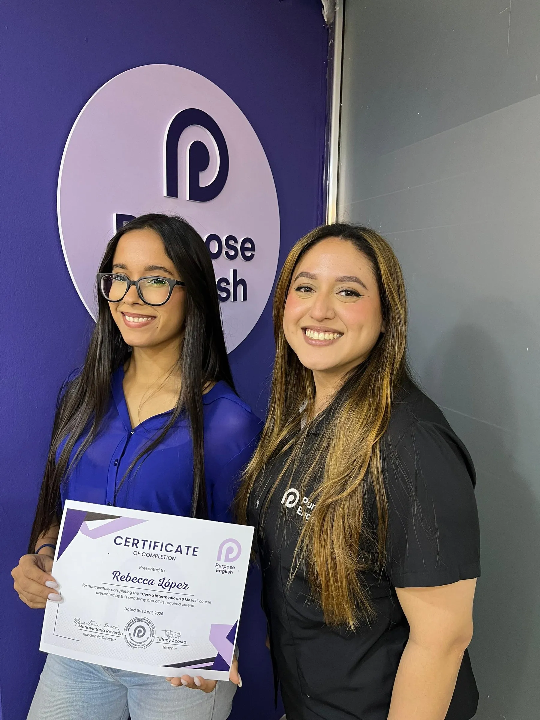 Dos estudiantes celebrando con su certificado de Purpose English