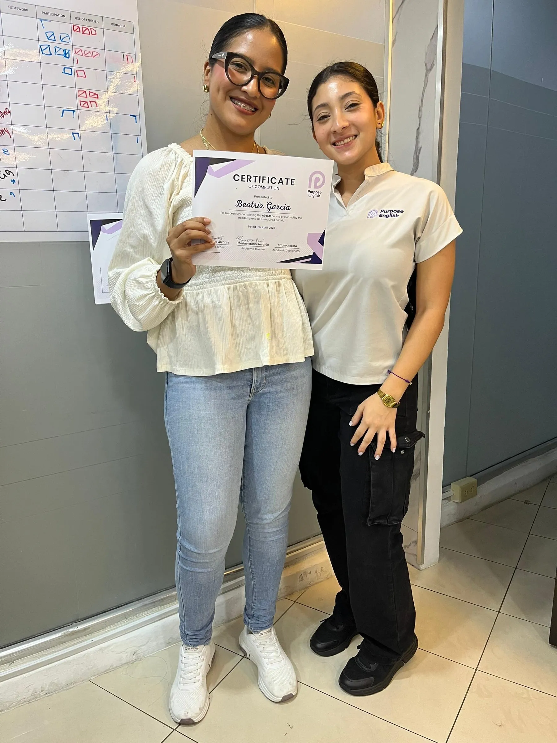 Una estudiante muestra su certificado de finalización de curso