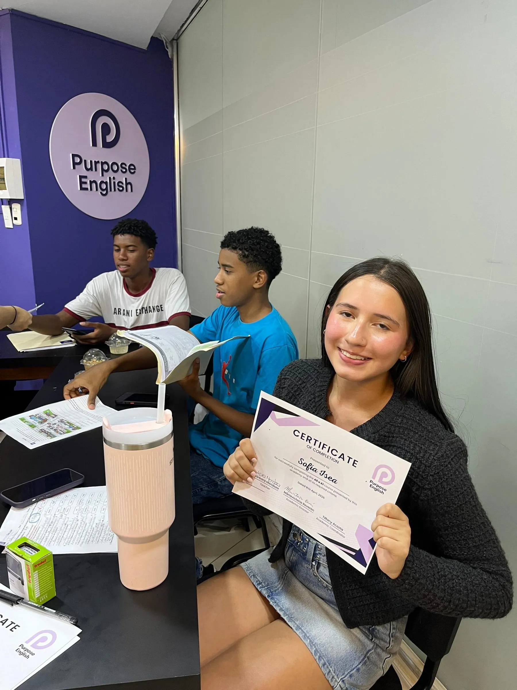Tres estudiantes de Purpose English con sus certificados