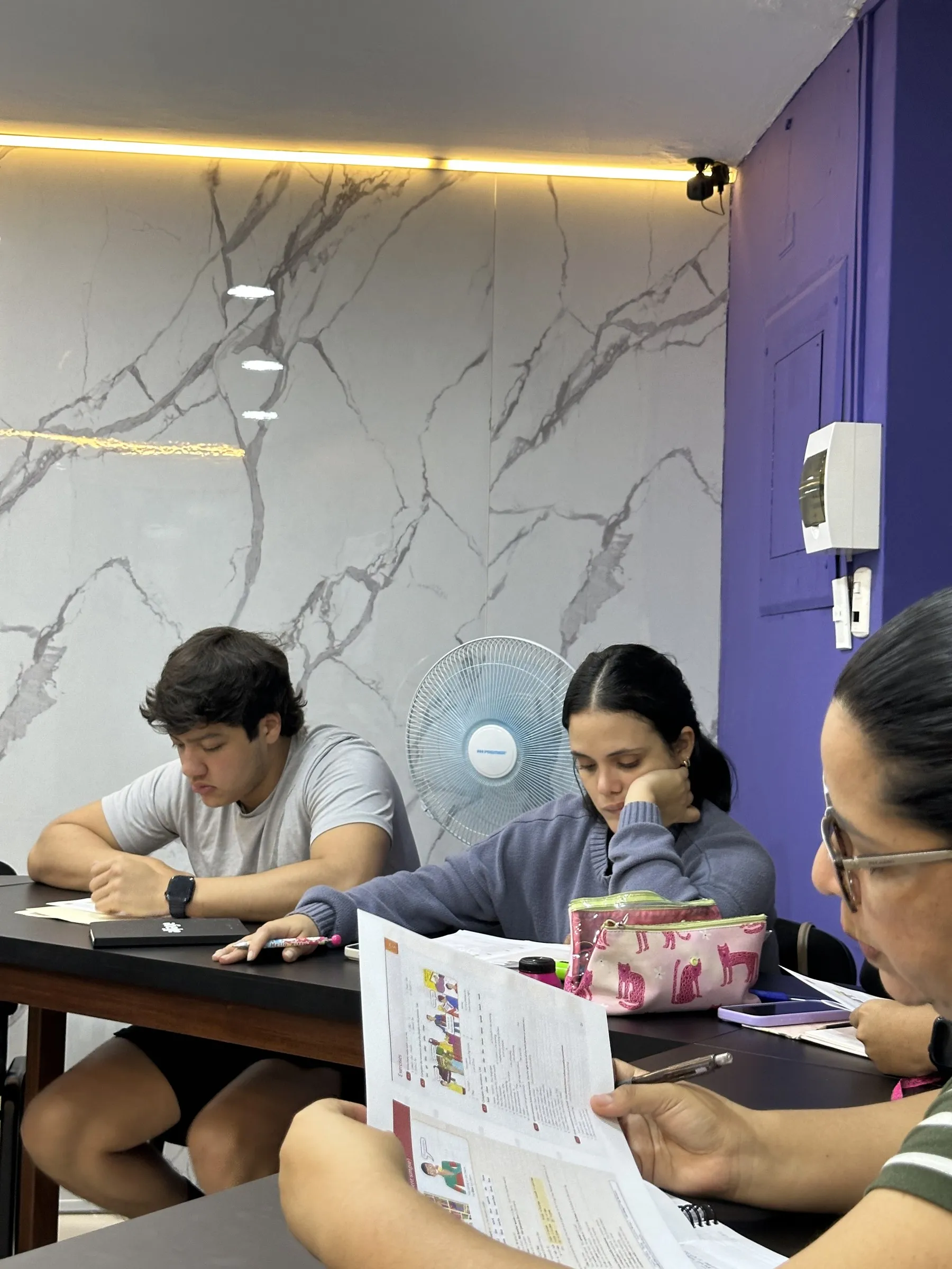 Una clase grupal de Purpose English en pleno ejercicio