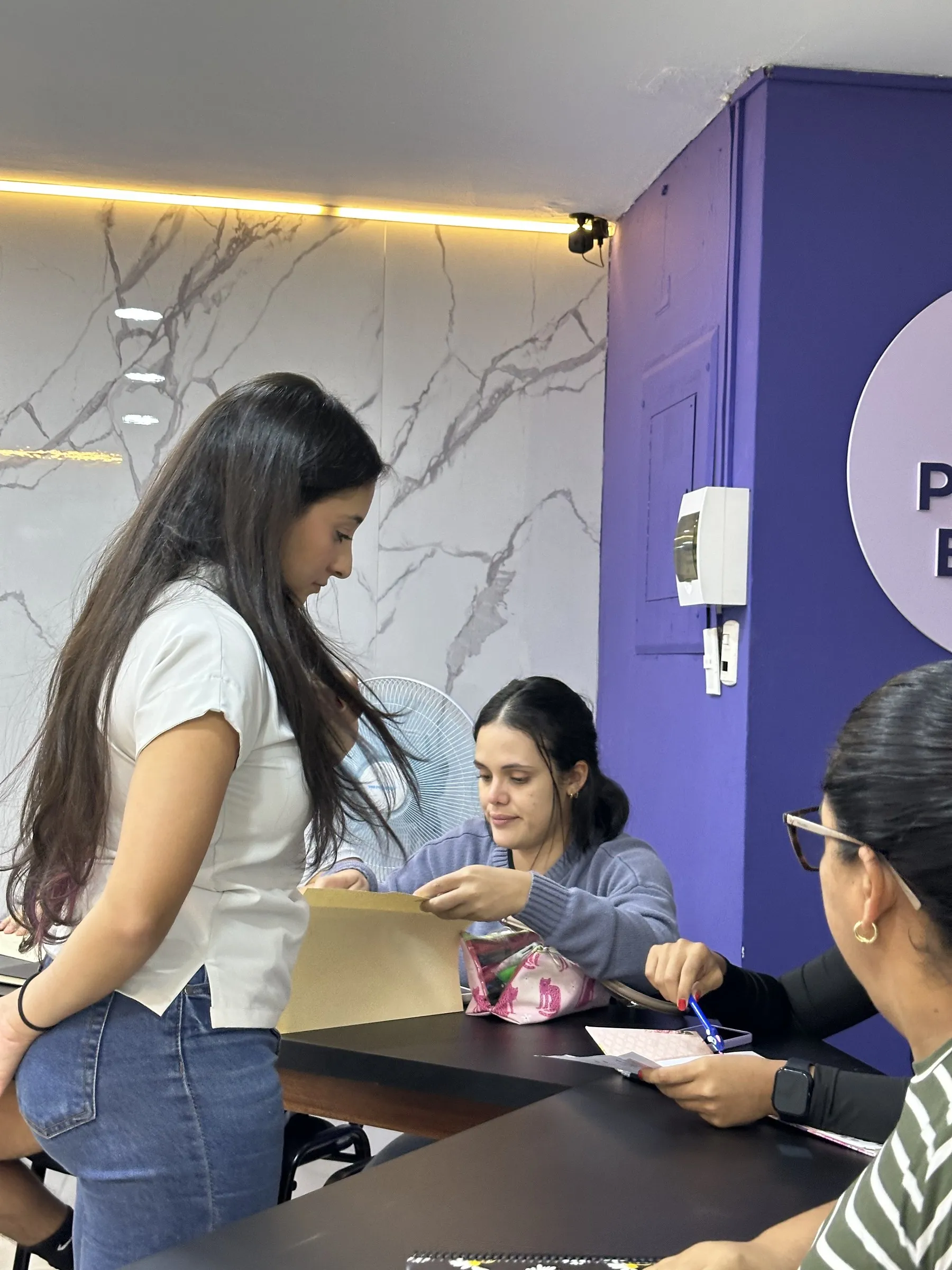 Una clase de Purpose English trabajando el método en el salón